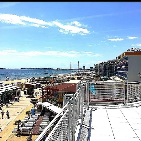 Ξενοδοχείο Largo 3*